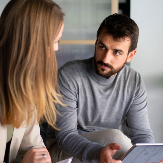Photo homme et femme dans un bureau