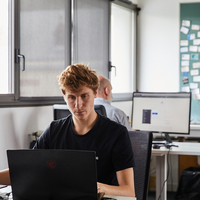 Photo employé dans un bureau