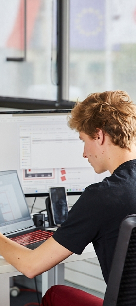 Photo homme dans un espace de coworking